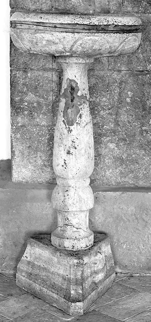 stemma gentilizio (acquasantiera - a fusto) - bottega toscana (prima metà sec. XVI)