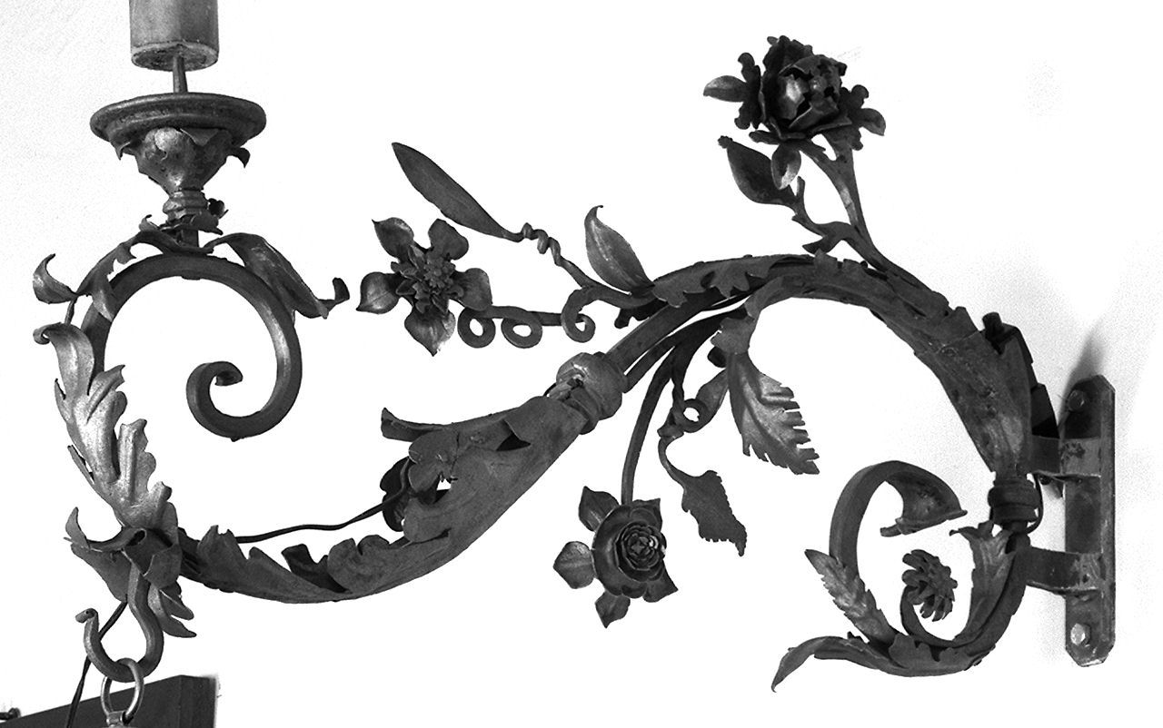 motivo decorativo floreale (candeliere da parete) - bottega senese (prima metà sec. XX)