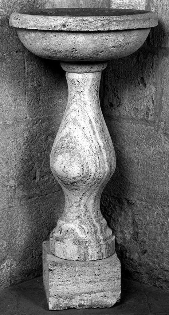 acquasantiera - a fusto - manifattura toscana (sec. XVII)