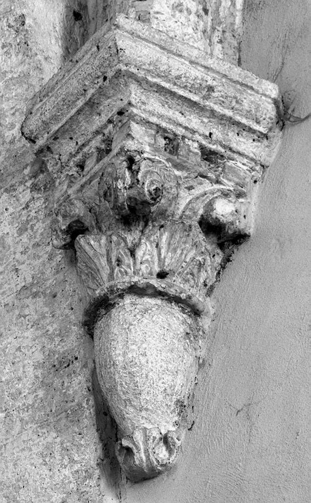 motivi decorativi a foglie d'acanto (capitello, serie) - manifattura toscana (sec. XIII)