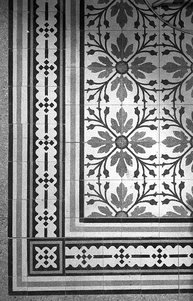 motivo decorativo floreale (pavimento, elemento d'insieme) - produzione toscana (sec. XX)