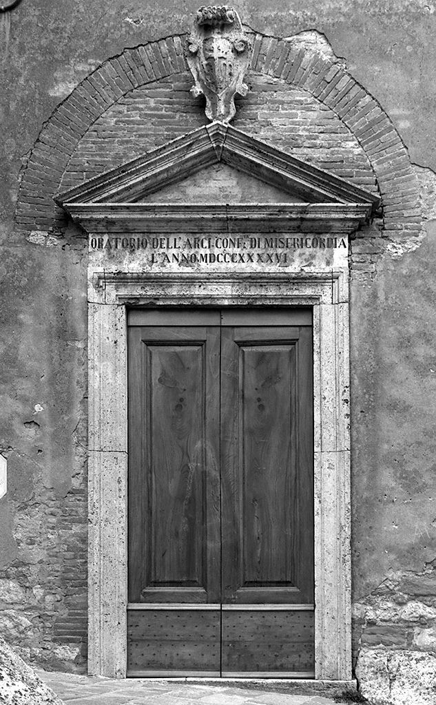 stemma della Compagnia della Misericordia (mostra di portale, elemento d'insieme) - ambito toscano (sec. XIX)