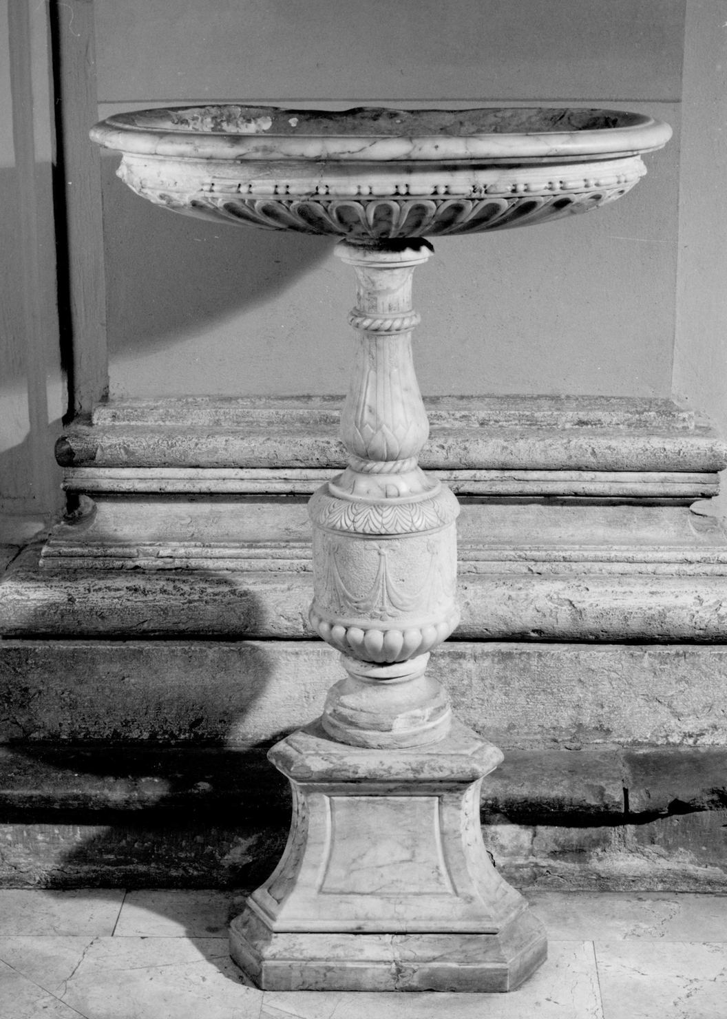 acquasantiera - a fusto, serie - bottega senese, bottega senese (sec. XVI, sec. XVI)