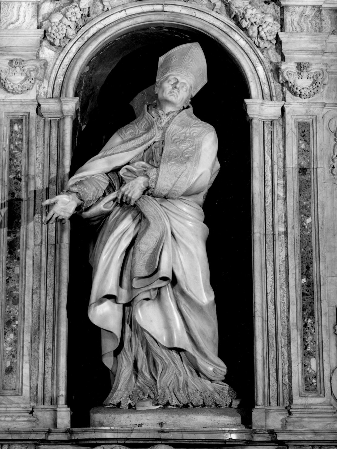 San Tommaso da Villanova (statua, elemento d'insieme) di Mazzuoli Giuseppe il Vecchio (attribuito) (sec. XVII)