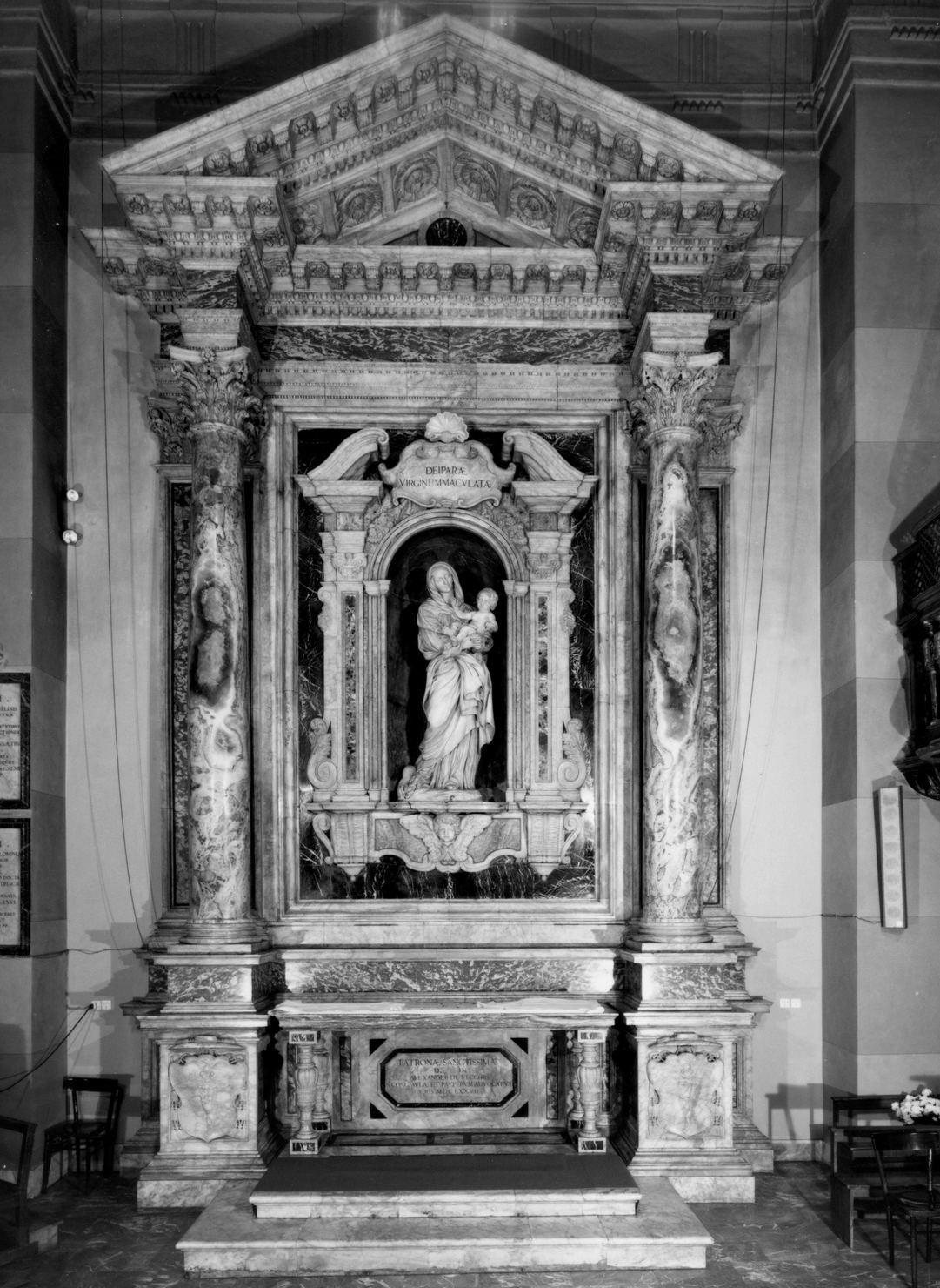 stemma gentilizio della famiglia De Vecchi (altare, elemento d'insieme) di Mazzuoli Giuseppe il Vecchio (sec. XVII)