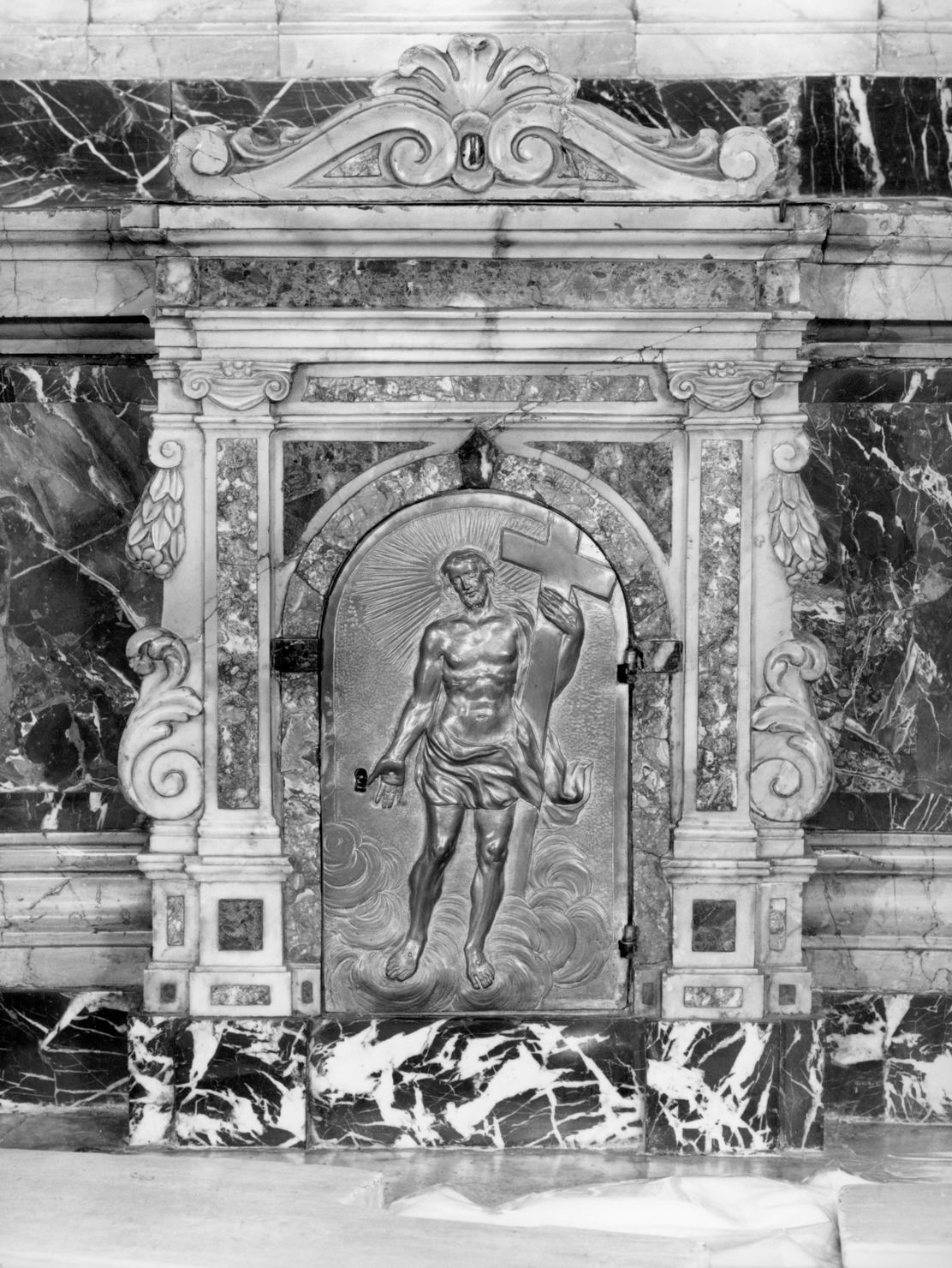 Cristo risorto (tabernacolo - a frontale architettonico, elemento d'insieme) di Mazzuoli Giuseppe il Vecchio (attribuito) (sec. XVII)