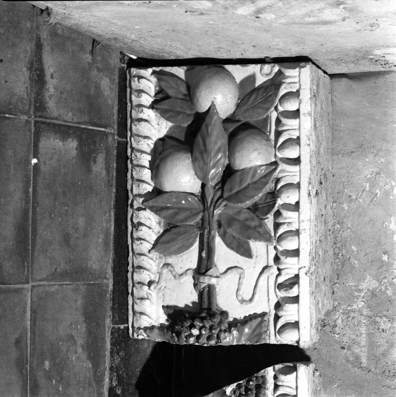 festone con frutti e nastri (cornice di pala d'altare, elemento d'insieme) di Della Robbia Andrea (attribuito) (sec. XV)
