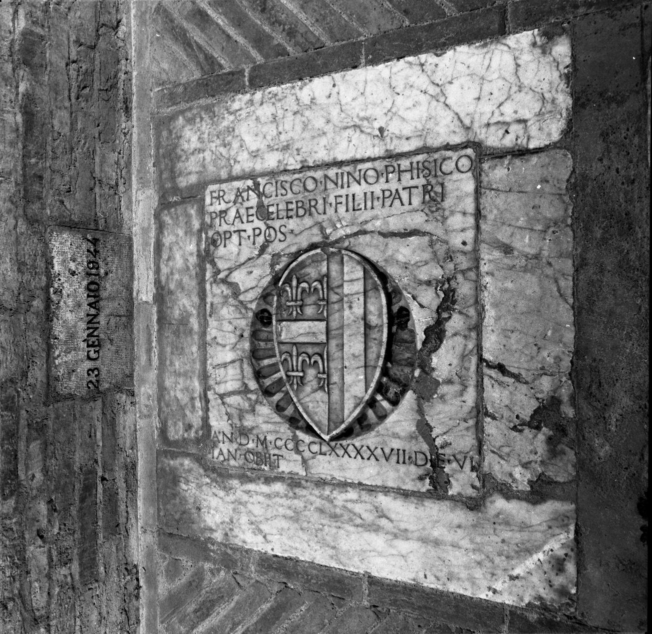 stemma gentilizio della famiglia Nini (lastra tombale) - bottega senese (sec. XV)