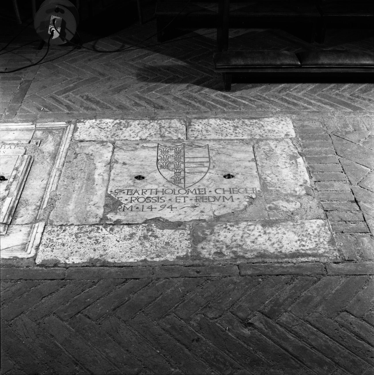 stemma gentilizio della famiglia Chechi (lastra tombale) - bottega senese (sec. XV)