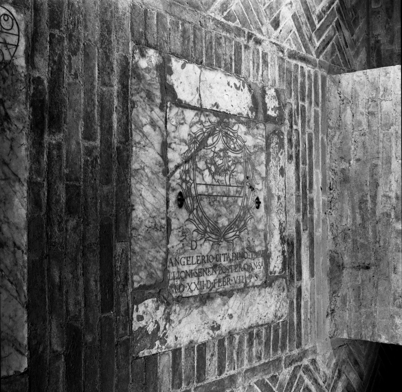 stemma gentilizio della famiglia Cittadini (lastra tombale) - bottega senese (sec. XVI)