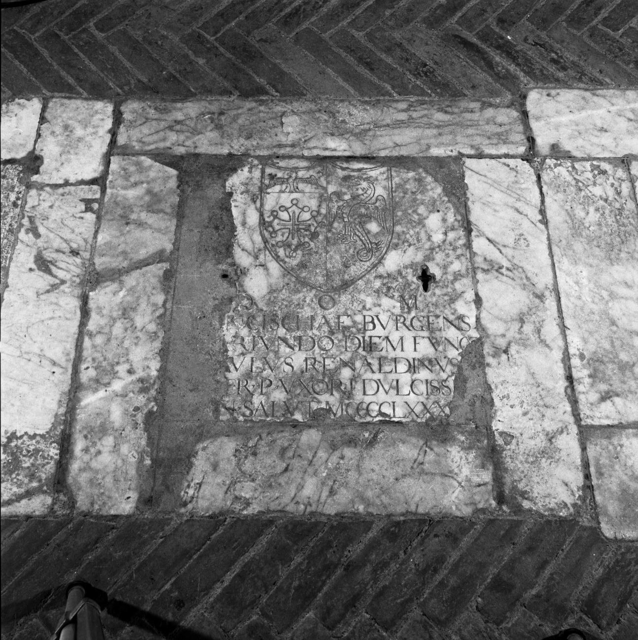 stemma gentilizio (lastra tombale) - bottega senese (sec. XV)