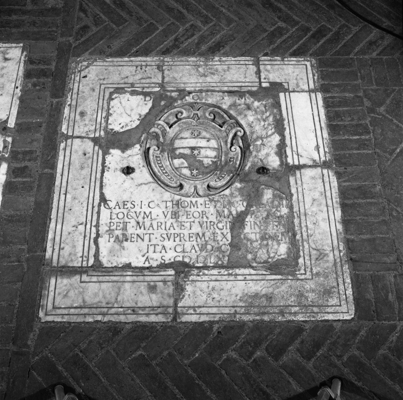 stemma gentilizio della famiglia Orlandi (lastra tombale) - bottega senese (sec. XVI)