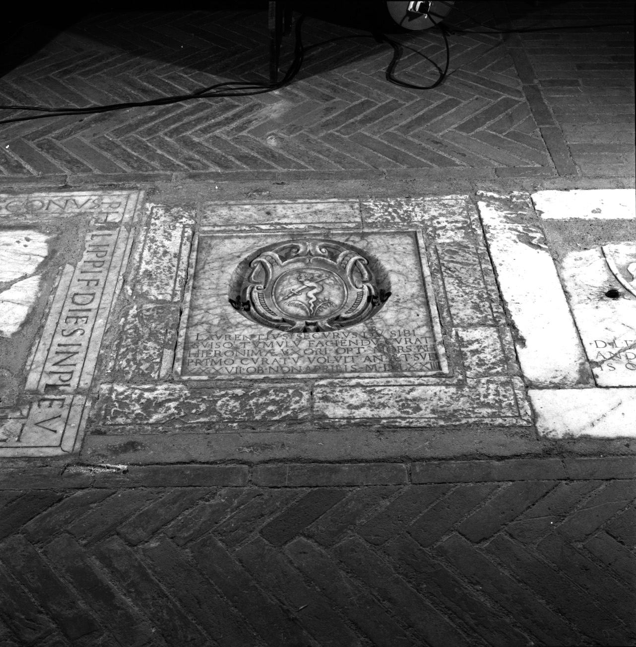 stemma gentilizio (lastra tombale) - bottega senese (sec. XVI)