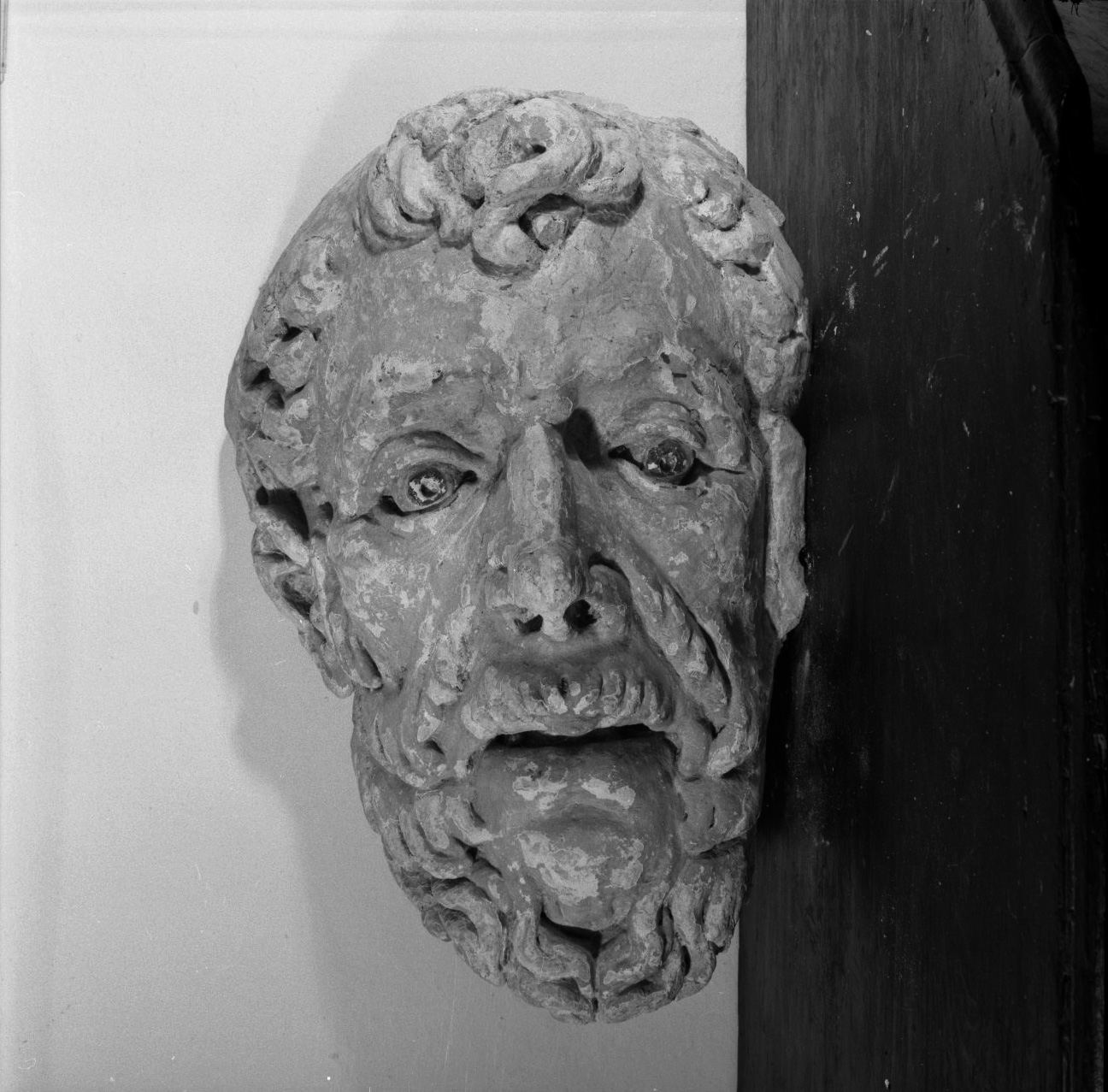 testa d'uomo con barba (decorazione plastico-architettonica, frammento) - ambito senese (prima metà sec. XVI)