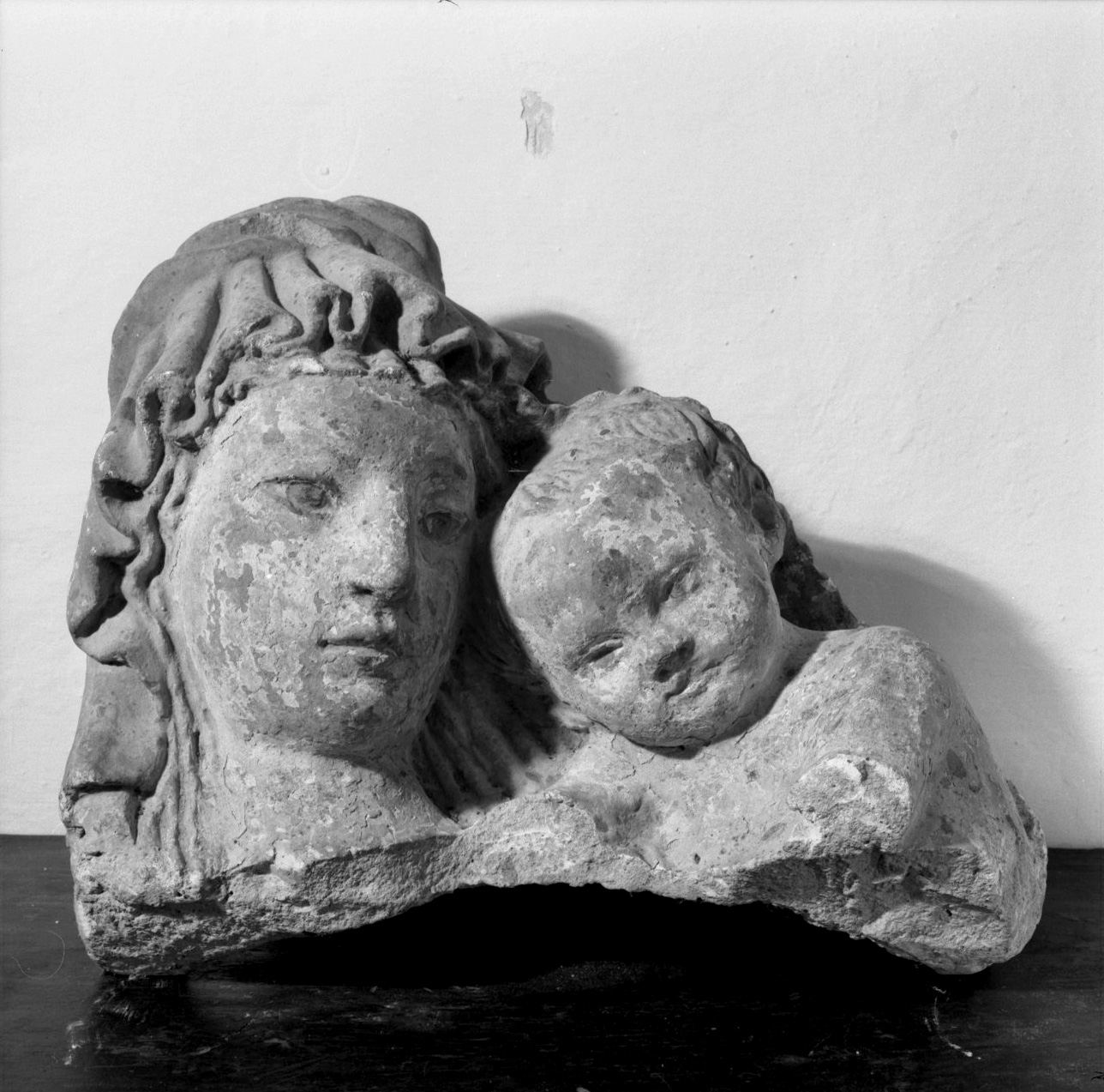 Madonna con Bambino (decorazione plastico-architettonica, frammento) - ambito senese (prima metà sec. XVI)