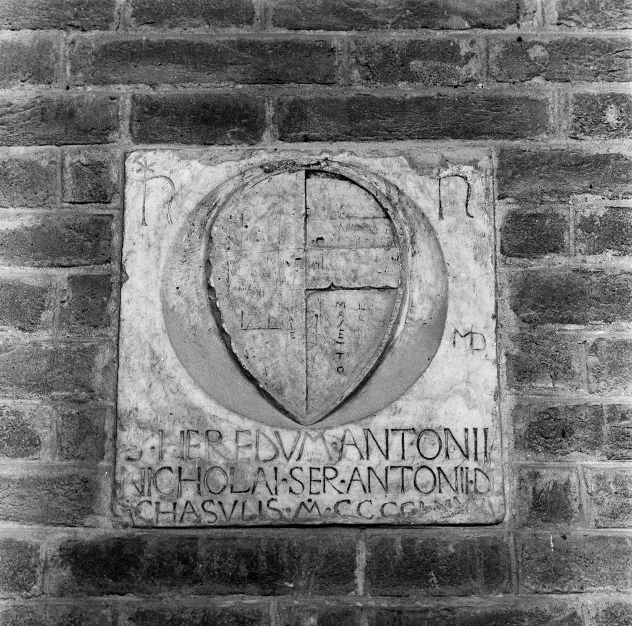 stemma gentilizio della famiglia Casolani (lapide tombale) - bottega senese (sec. XV)