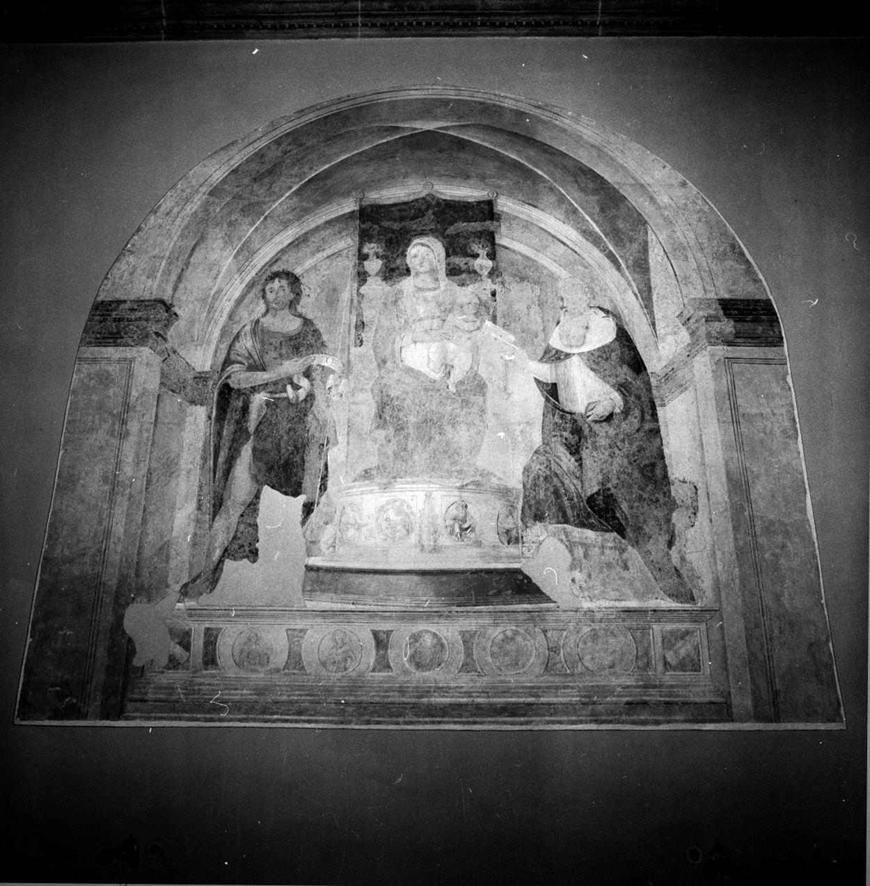 Madonna con Bambino in trono con San Giovanni Battista e San Girolamo (dipinto, elemento d'insieme) di Orioli Pietro di Francesco (attribuito) (seconda metà sec. XV)