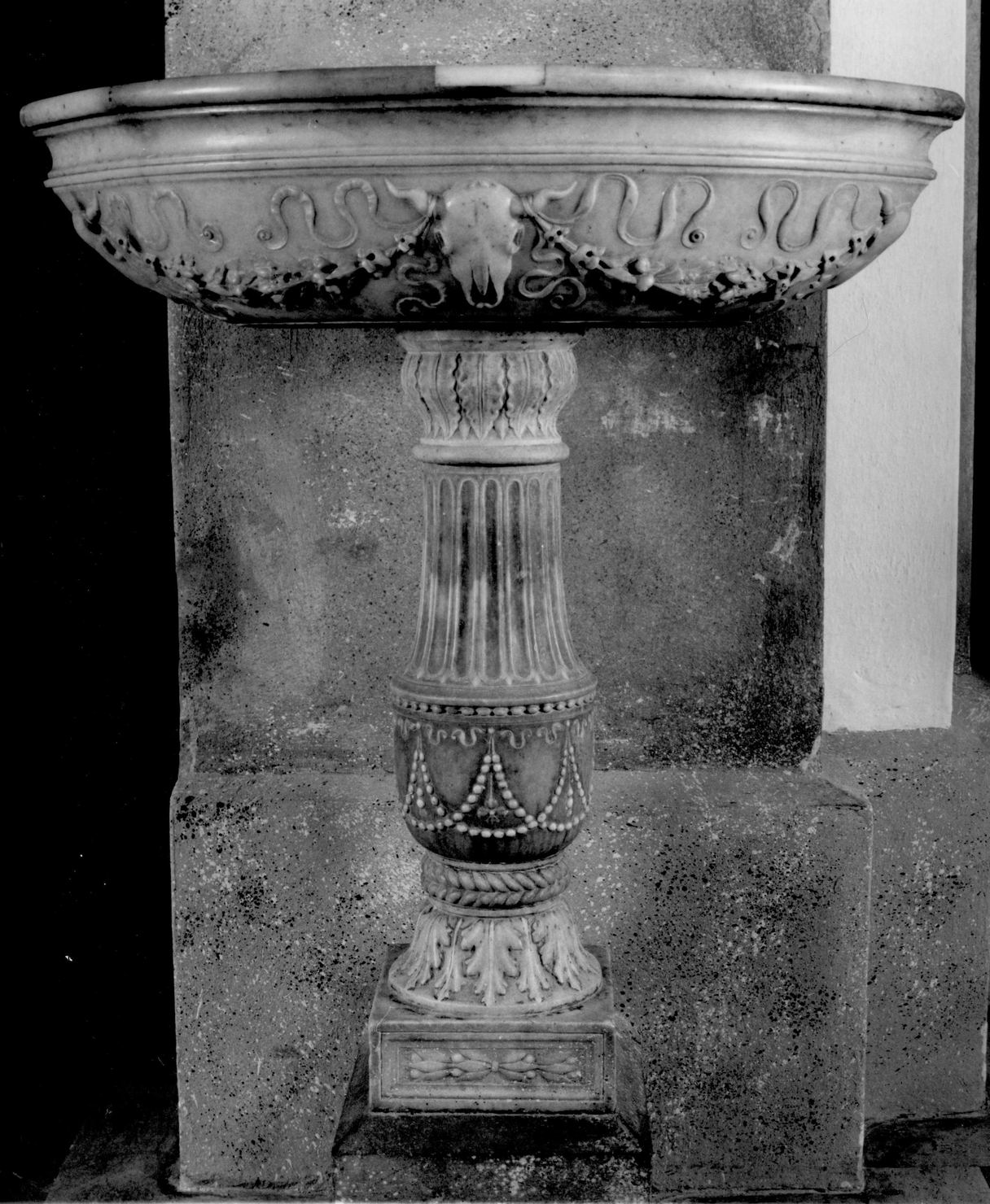 acquasantiera - a fusto - bottega toscana (seconda metà sec. XV)