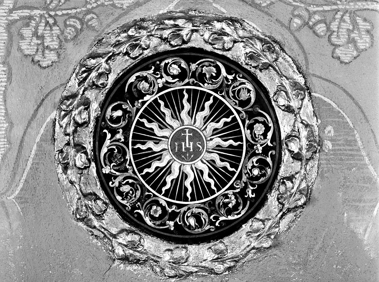 monogramma cristologico (decorazione) - bottega senese (secc. XVI/ XVII)