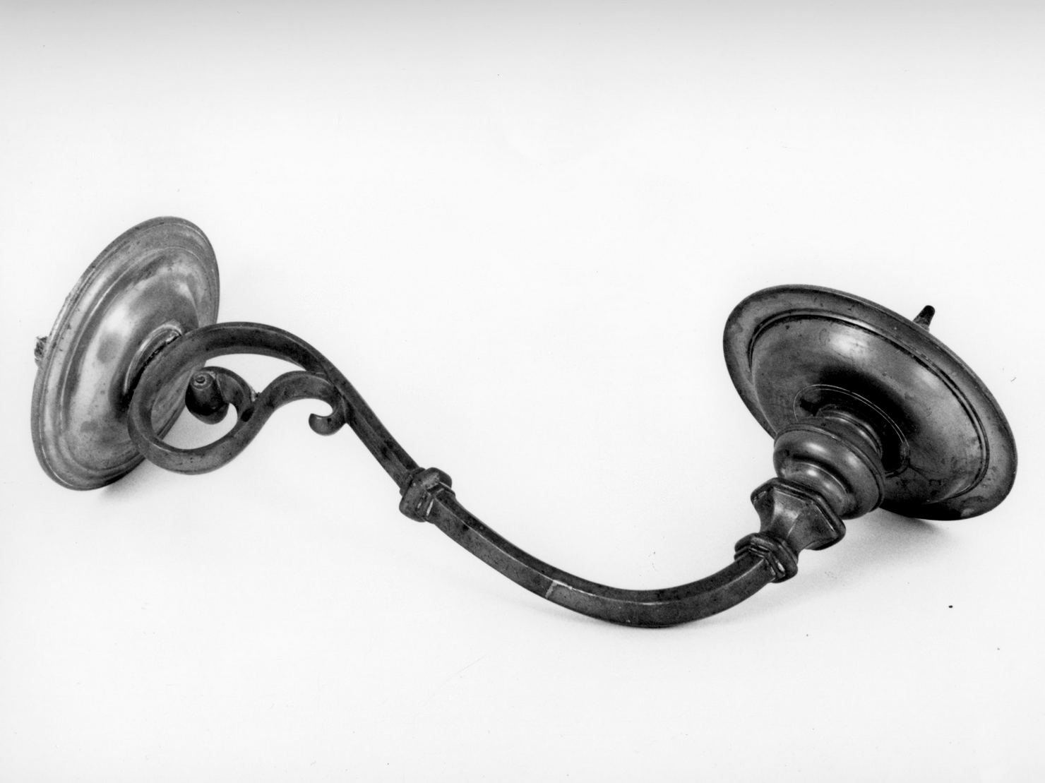 candeliere da parete, serie - bottega italiana (prima metà sec. XX)