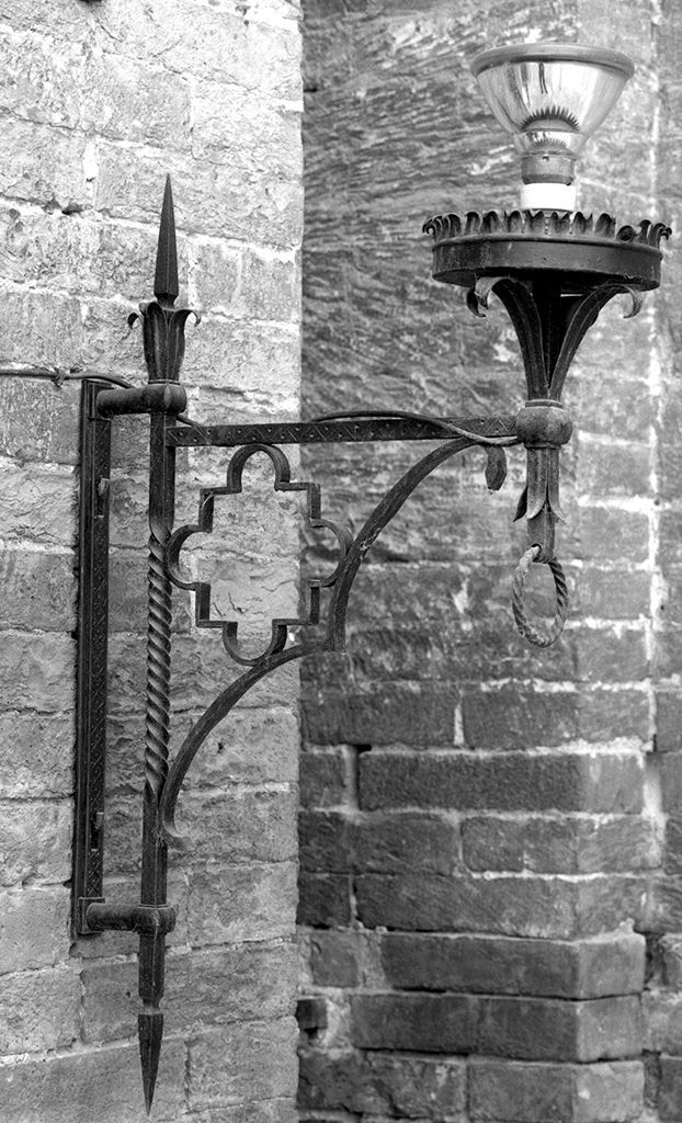 motivi decorativi geometrici (candeliere da parete, serie) - bottega senese (prima metà sec. XX)