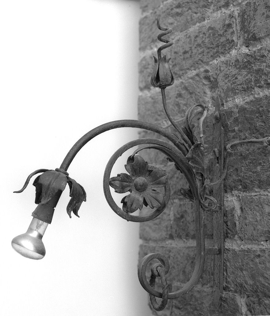 motivi decorativi vegetali (candeliere da parete, serie) - bottega senese (primo quarto sec. XX)