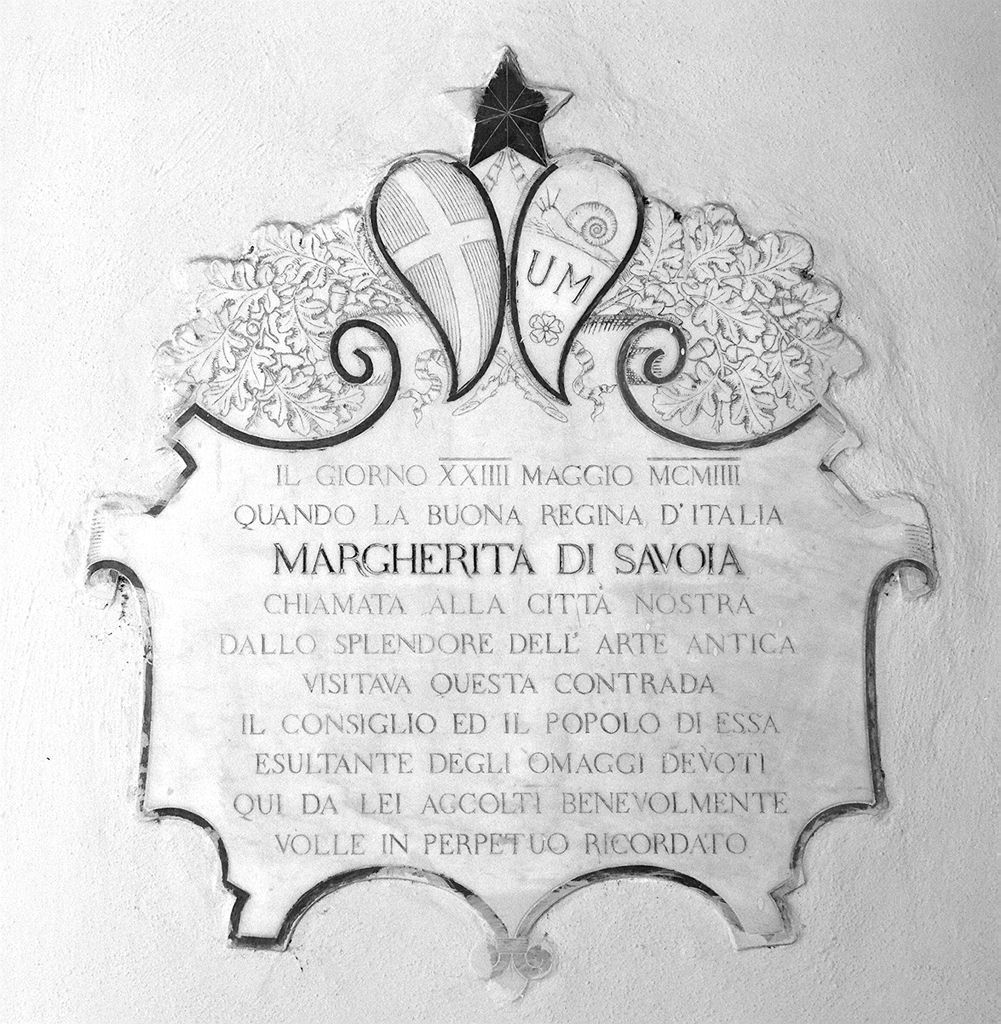 motivi decorativi vegetali (lapide commemorativa) - produzione senese (sec. XX)