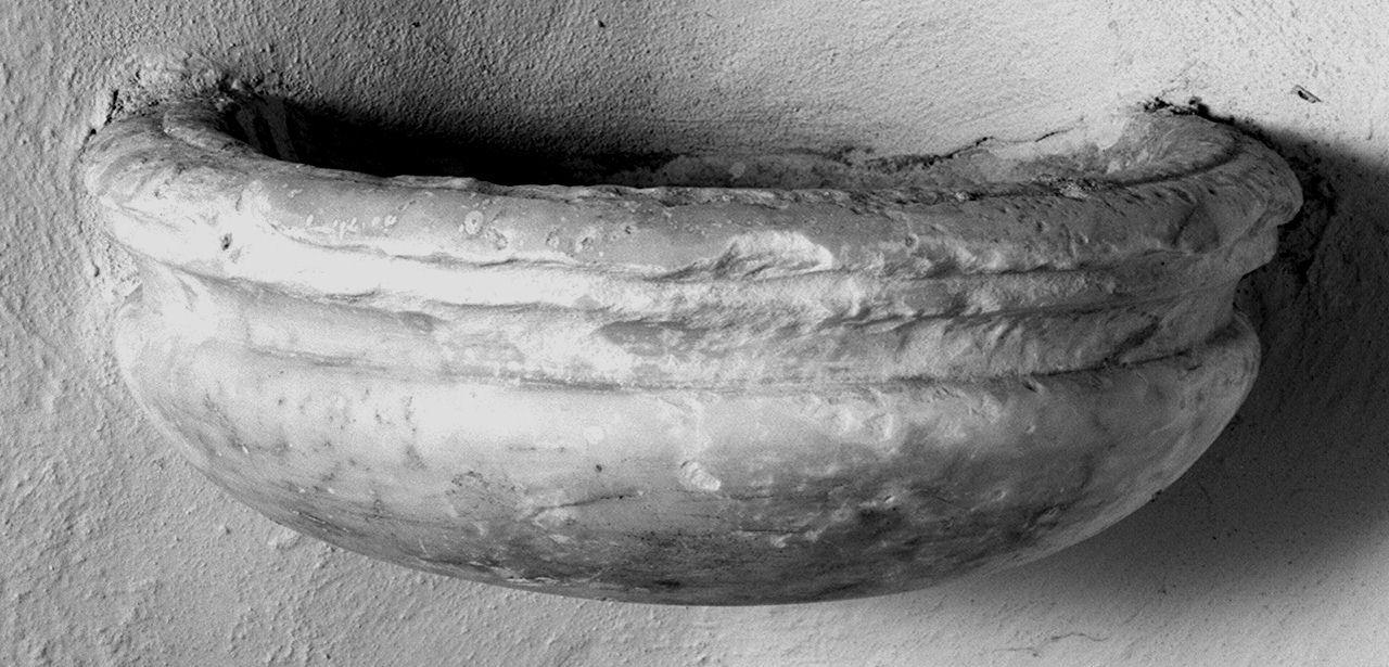 acquasantiera da parete - bottega senese (seconda metà sec. XVII)