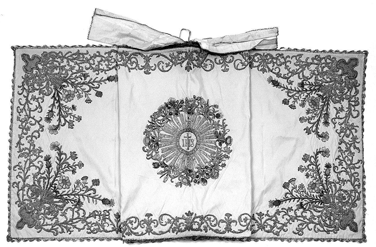 monogramma cristologico (velo omerale) - manifattura italiana (sec. XIX)
