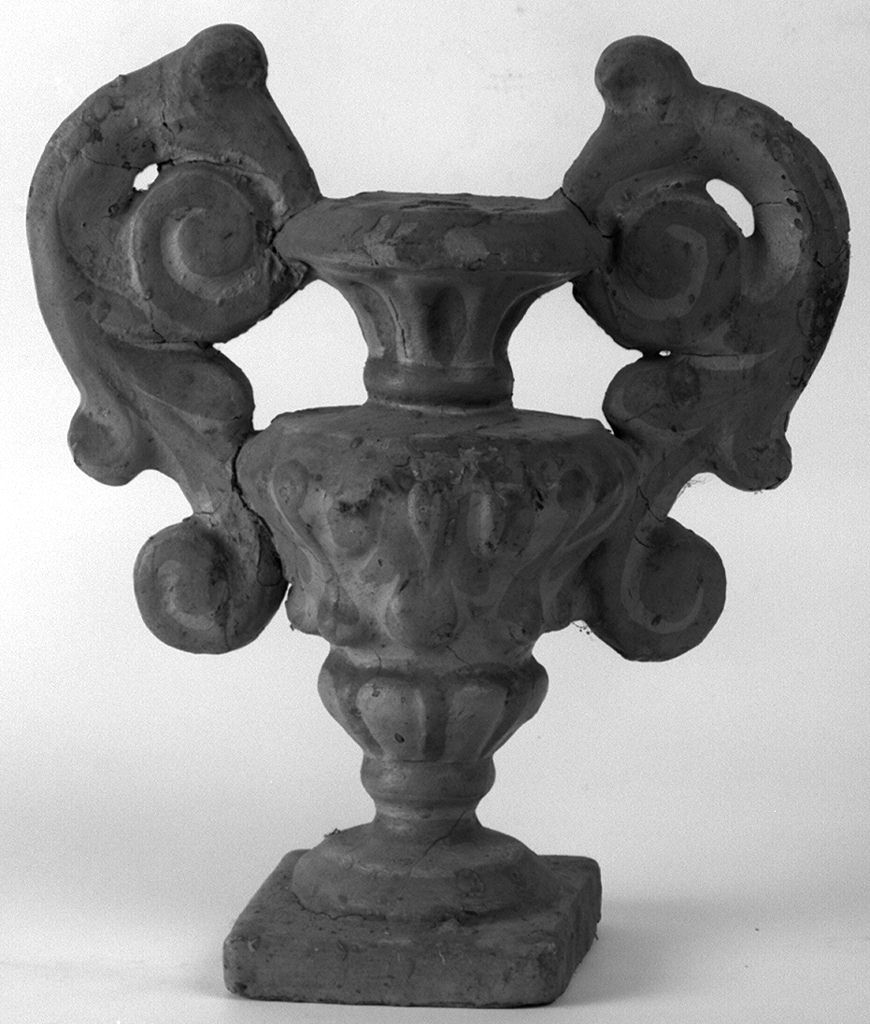 vaso d'altare con composizione floreale, serie - bottega toscana (sec. XVIII)