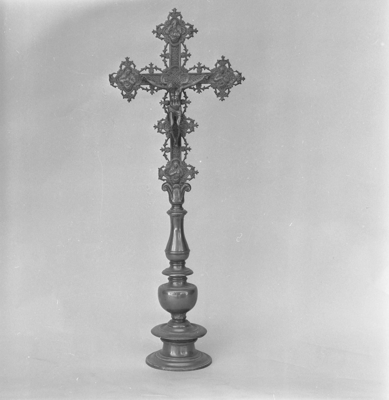 Cristo crocifisso (croce d'altare) - bottega toscana (sec. XVI)