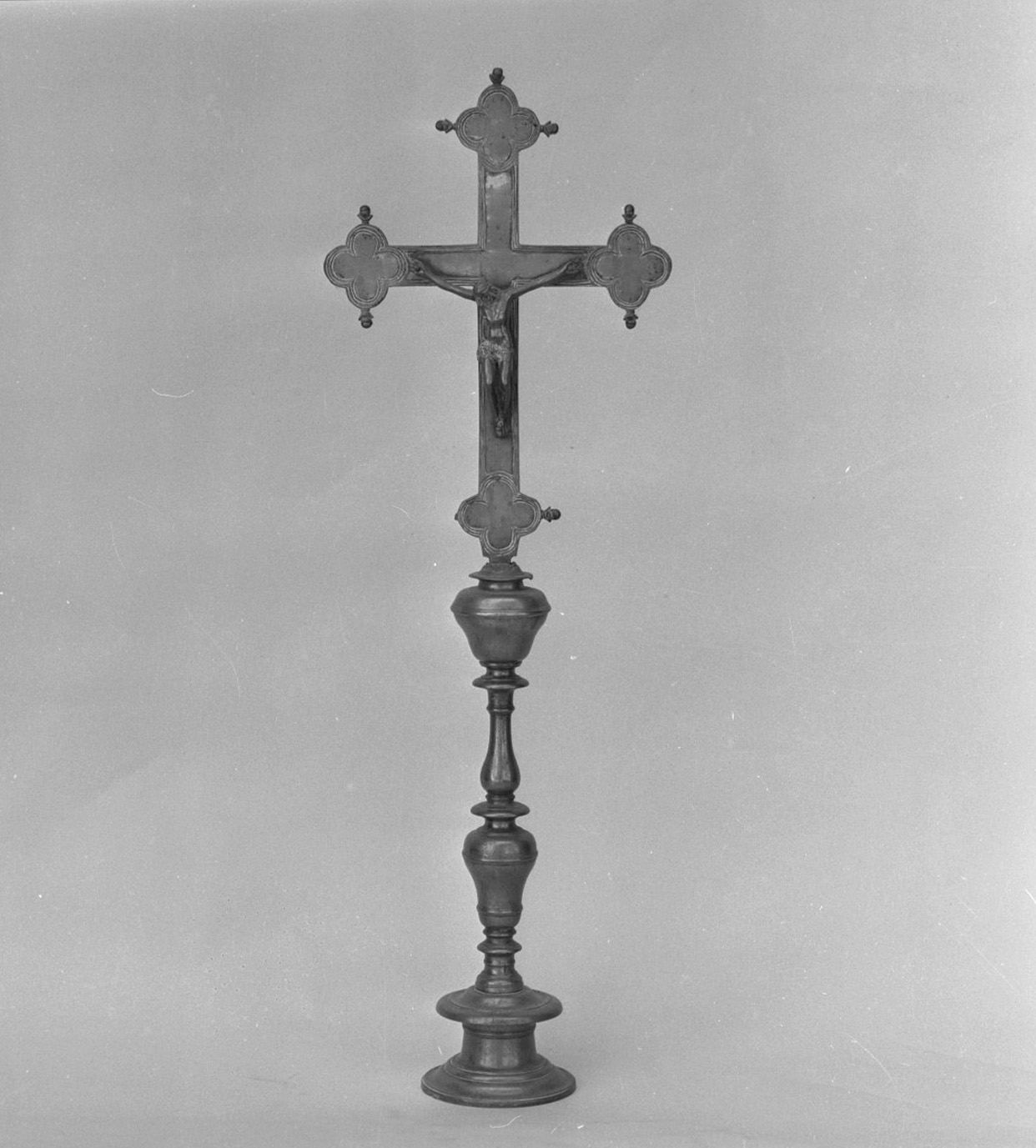 Cristo crocifisso (croce d'altare) - bottega toscana (sec. XVI)