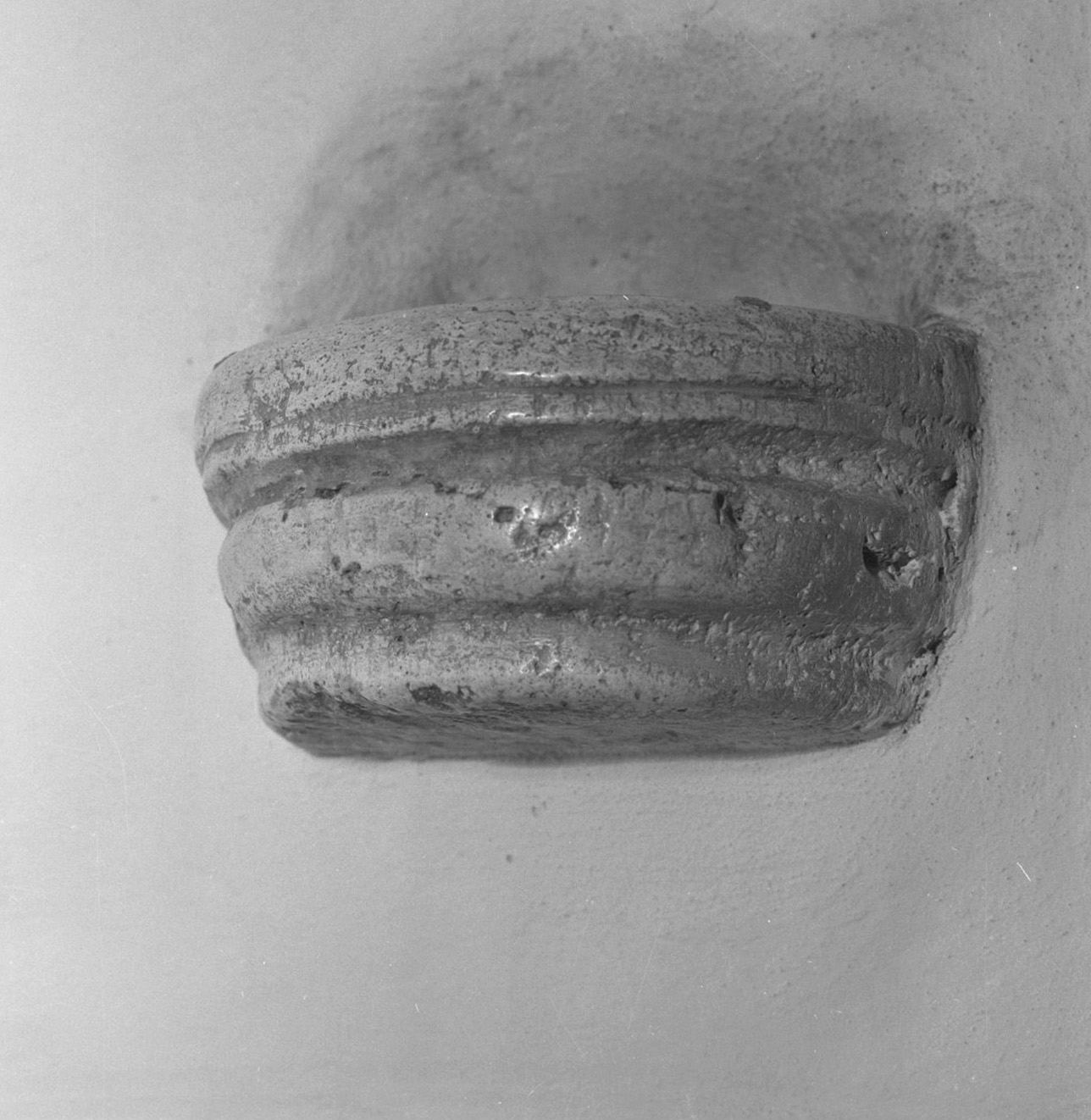 acquasantiera da parete - bottega toscana (sec. XV)