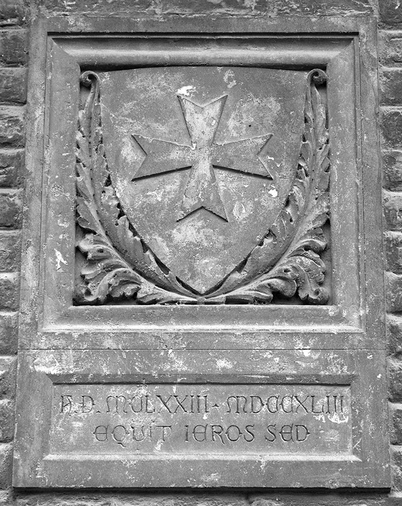 stemma dell'ordine dei cavalieri di Malta (lapide) - bottega senese (sec. XX)