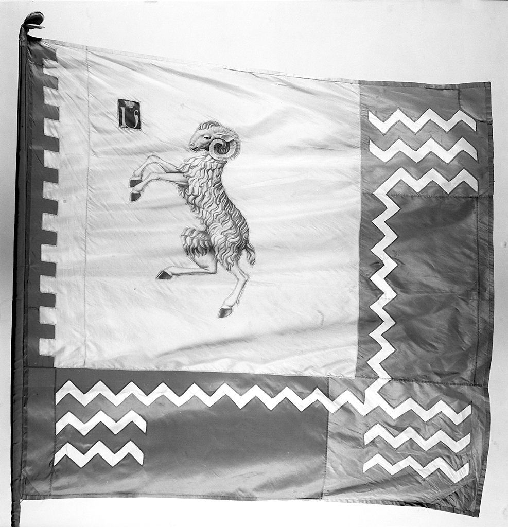 stemma della contrada di Valdimontone (bandiera, elemento d'insieme) - manifattura senese (sec. XX)