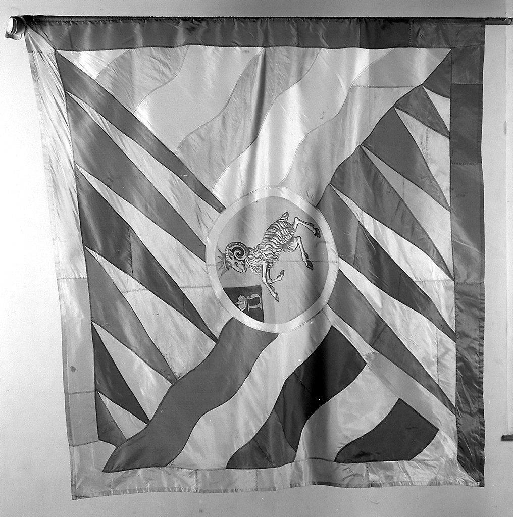 stemma della contrada di Valdimontone (bandiera, elemento d'insieme) - manifattura senese (sec. XX)