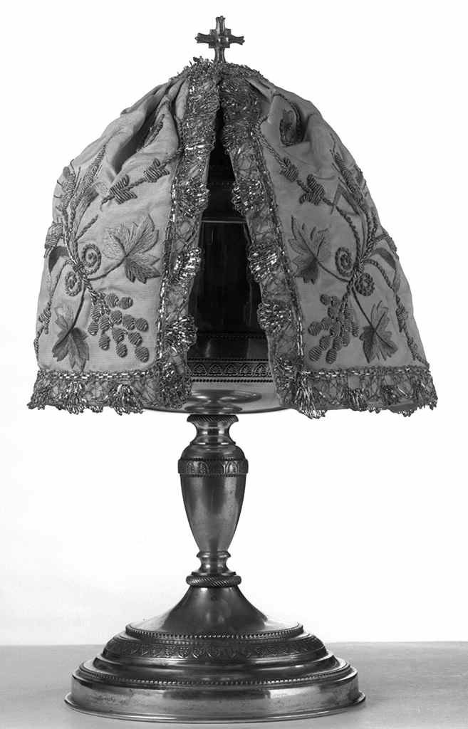 motivi decorativi a tralci di vite (conopeo di pisside) - manifattura senese (sec. XIX)