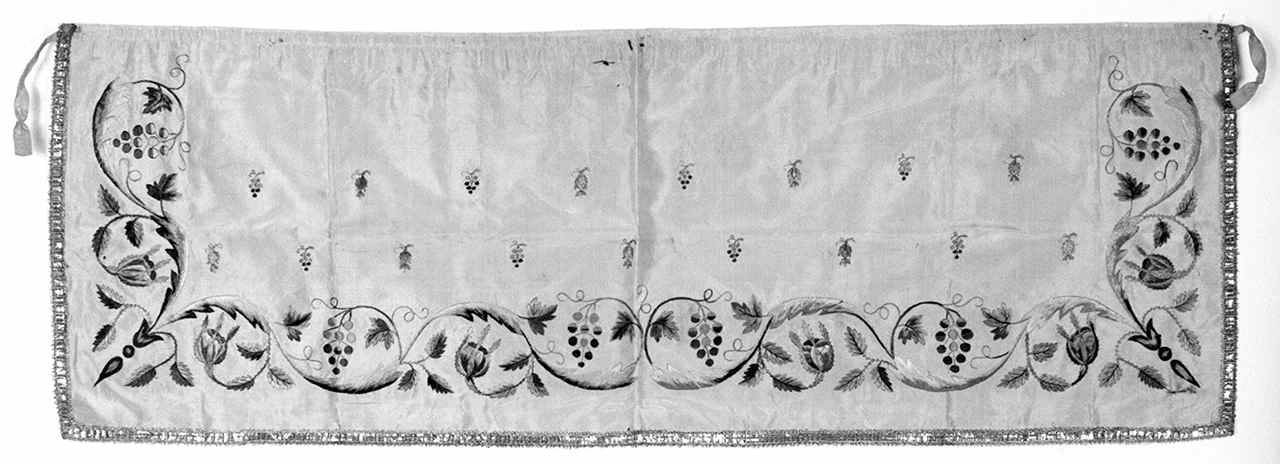 motivi decorativi a tralci di vite (tendina) - manifattura senese (secc. XIX/ XX)