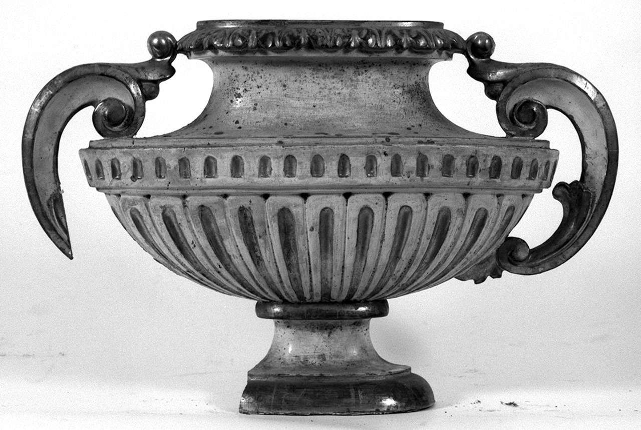 vaso d'altare con composizione floreale, serie - bottega toscana (secc. XVIII/ XIX)
