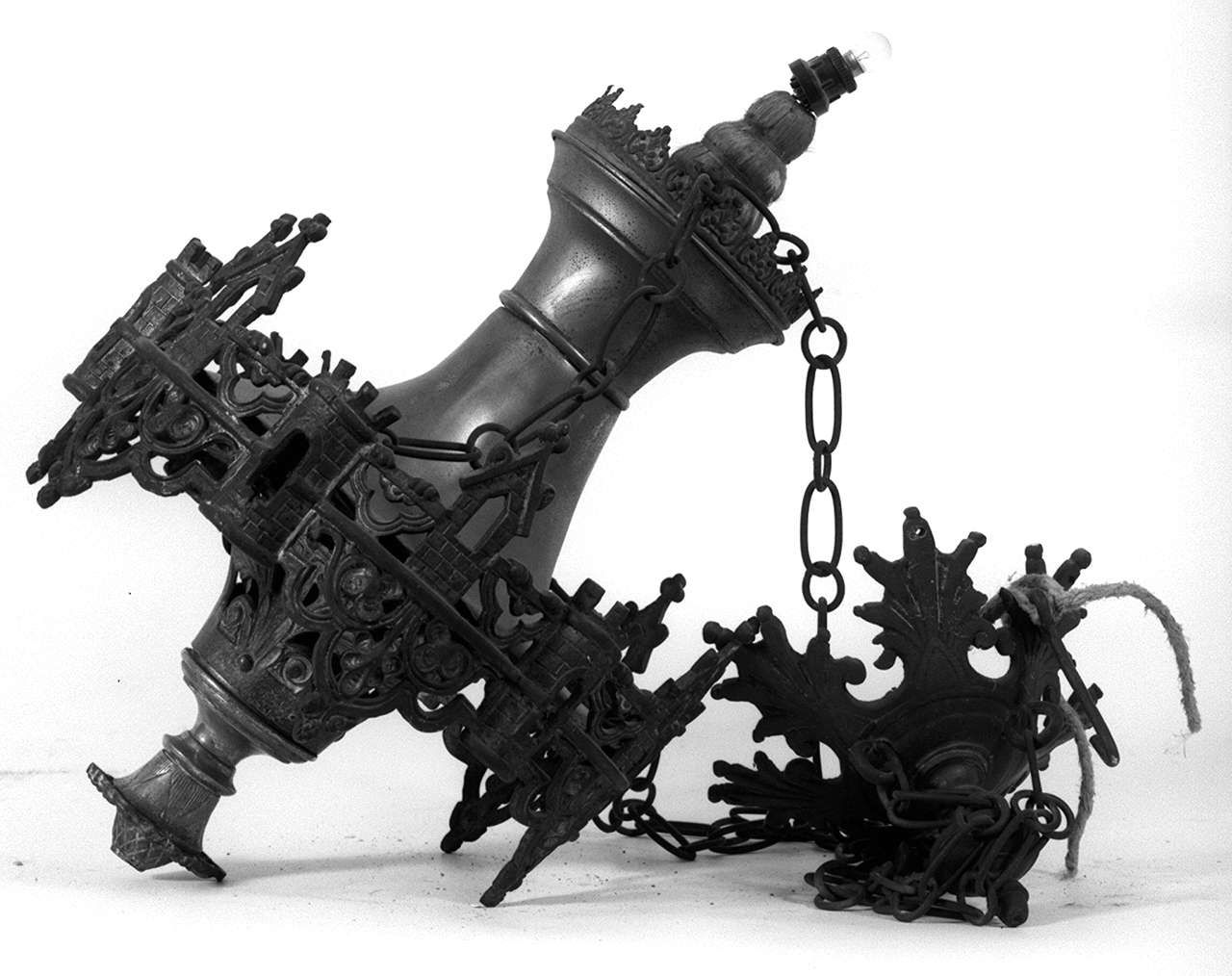 motivi decorativi architettonici (lampada pensile) - bottega senese (sec. XX)