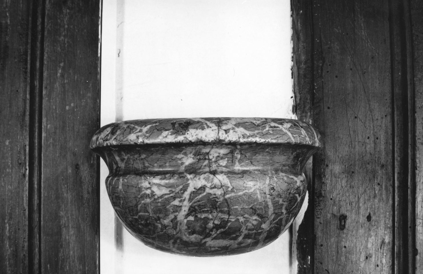 acquasantiera da parete - bottega toscana (sec. XIX)