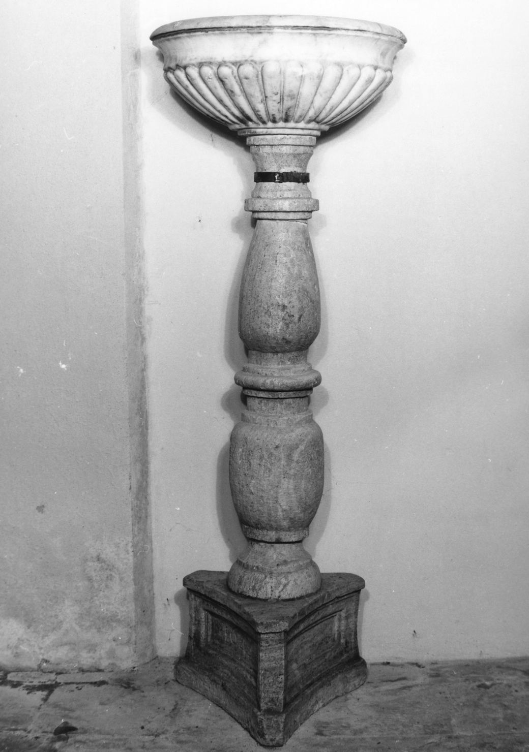 acquasantiera - a fusto - bottega toscana (sec. XVII)