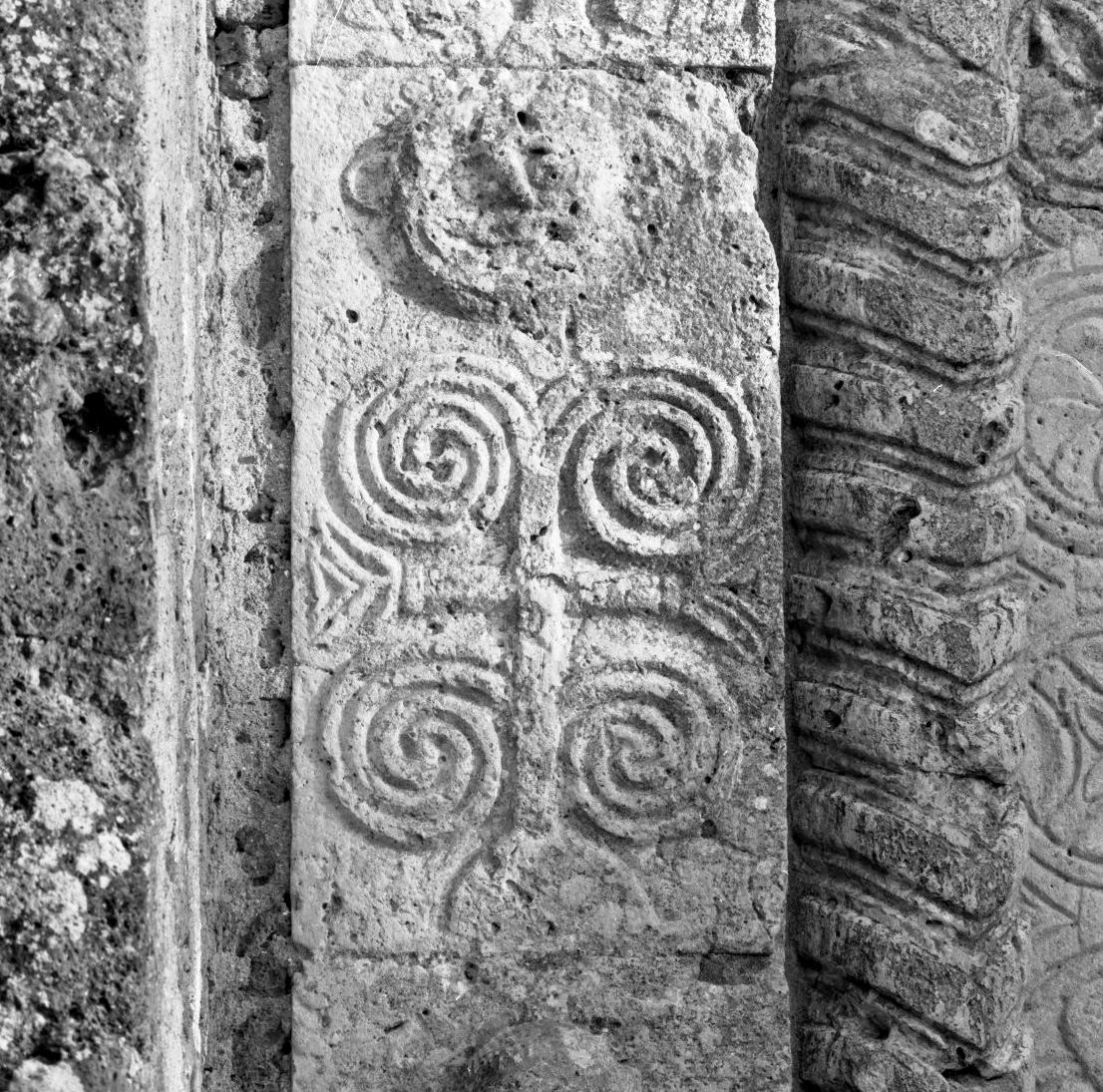 motivi decorativi (rilievo) - bottega toscana (sec. IX)