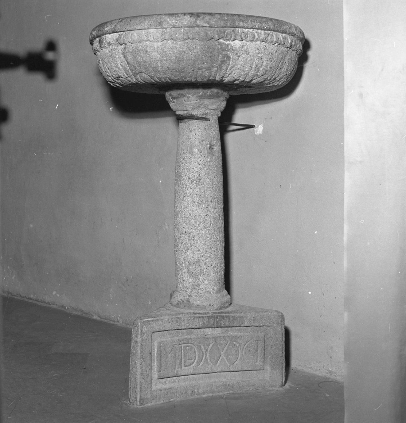 acquasantiera - bottega toscana (sec. XVI)