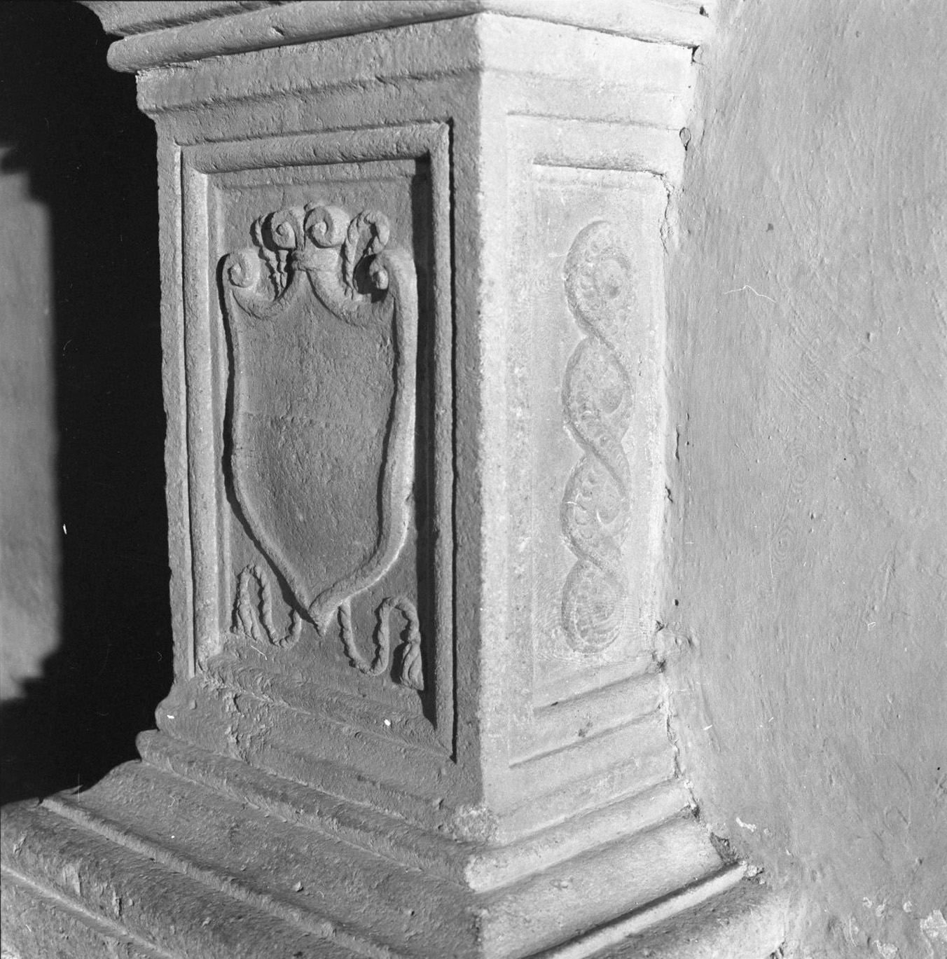 piedistallo - bottega toscana (sec. XVI)