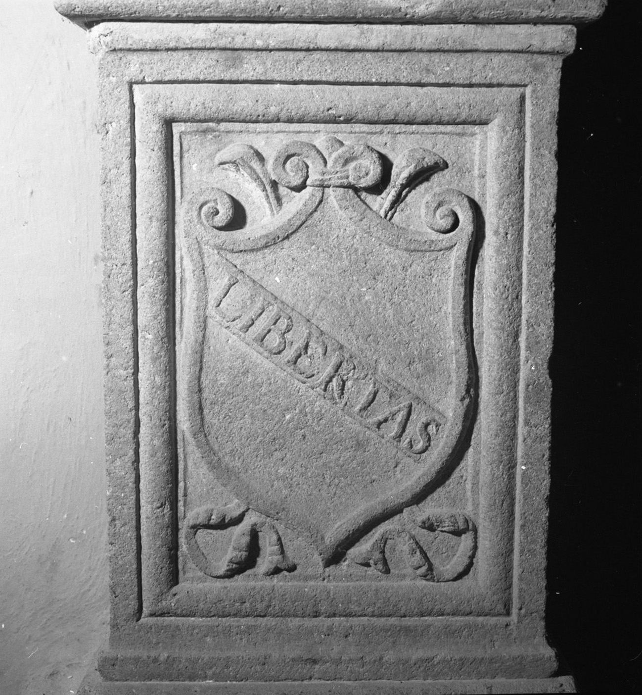 stemma (piedistallo) - bottega toscana (sec. XVII)