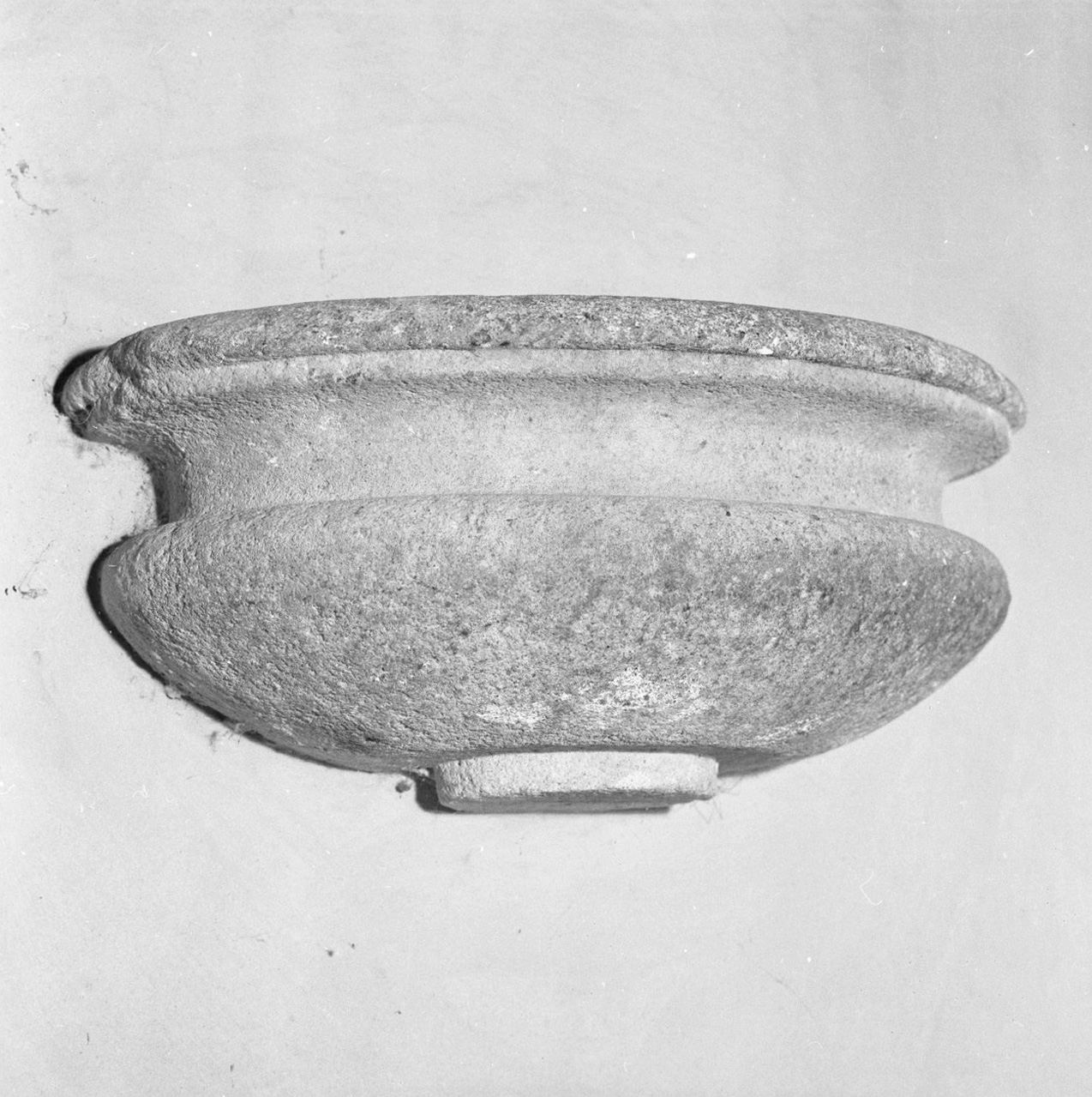 acquasantiera da parete - bottega toscana (sec. XVI)