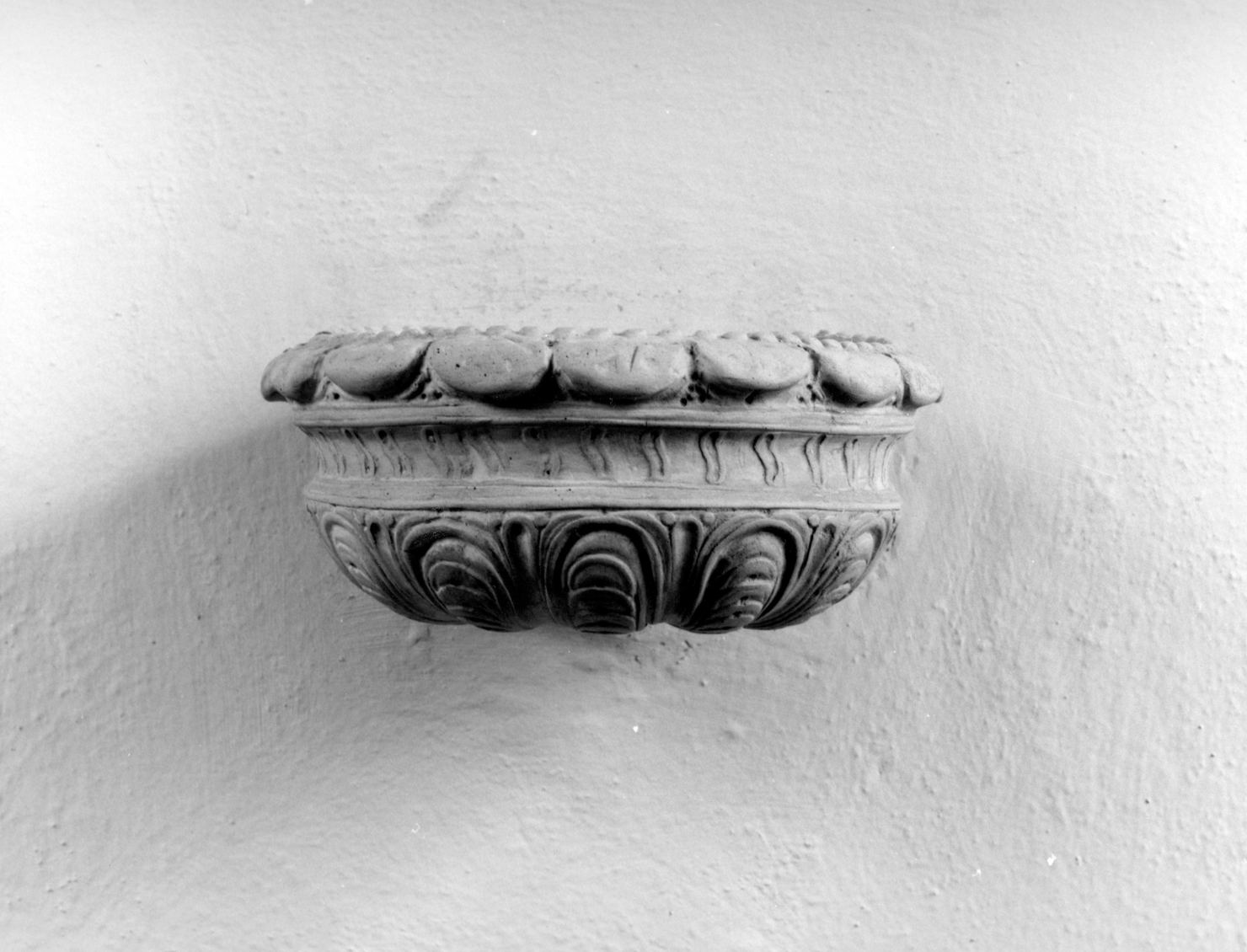 acquasantiera da parete, serie - bottega toscana (secondo quarto sec. XX)