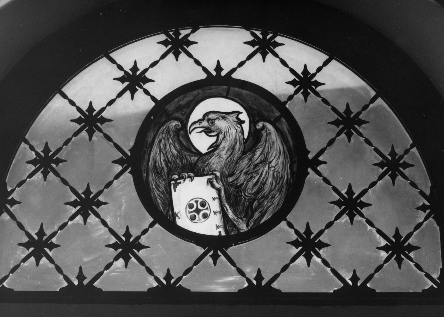 aquila con libro (vetrata) - bottega toscana (secondo quarto sec. XX)