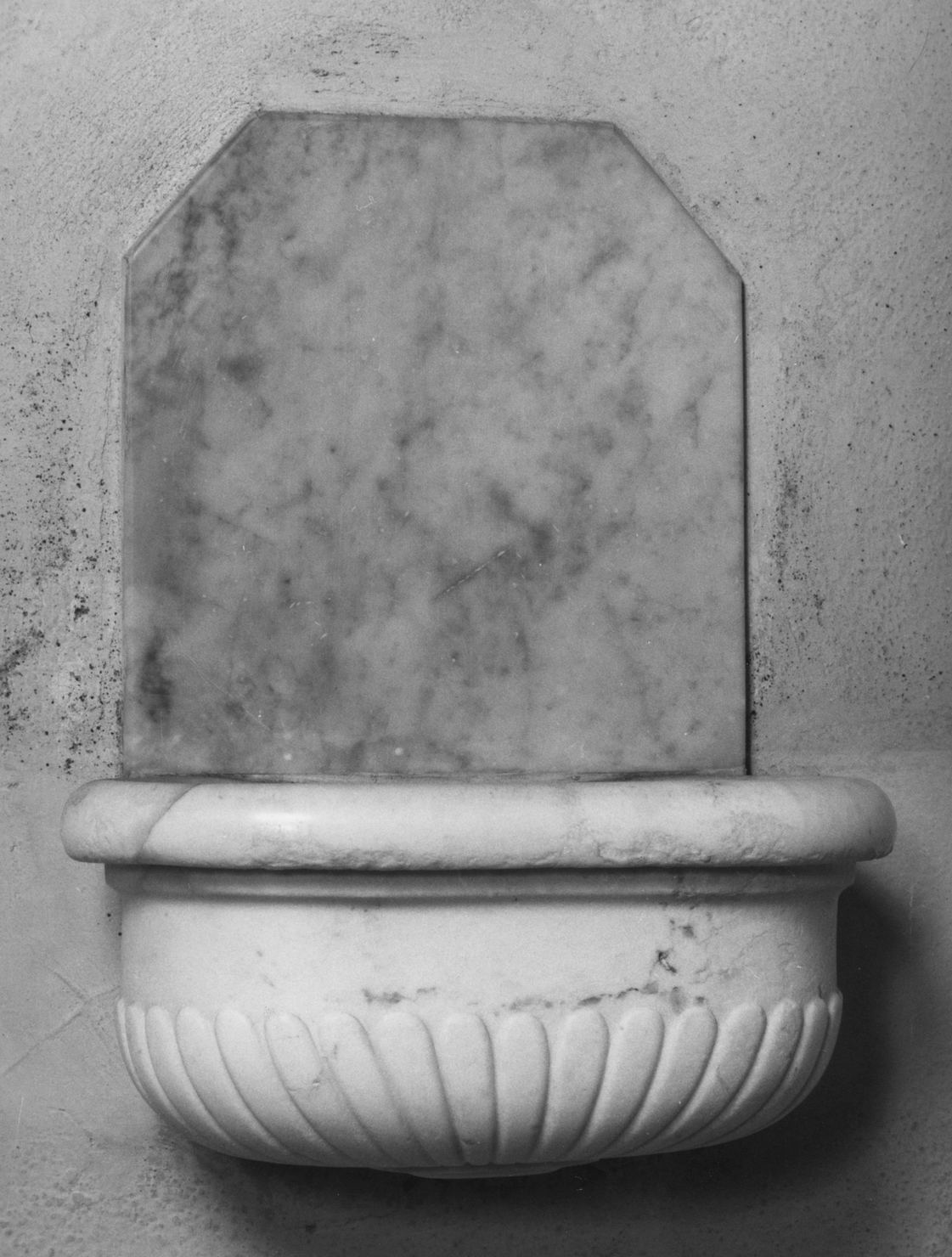 acquasantiera da parete, serie - bottega toscana (sec. XVII)